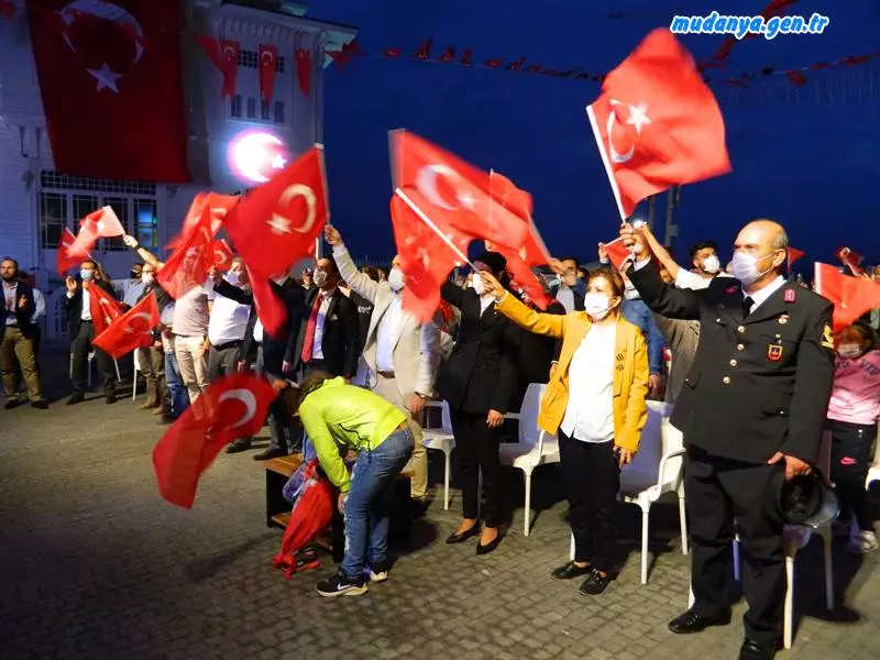 15 Temmuz Demokrasi ve Milli Birlik Günü nedeniyle Mudanya Mütareke Müze Evi Meydanında etkinlik düzenlendi. Düzenlenen etkinliğe Mudanya Belediye Başkanı Hayri Türkyılmaz dışında CHP Mudanya İlçe Başkanı Ömer Aydın dahil tüm  protokol katıldı. Etkinlik öncesinde Ak Parti Mudanya İlçe Başkanı İnci Söğütlü Ayasofya Cami'nin 86 yıl sonra tekrar ibadete açılması dolayısıyla lokma dağıttı.