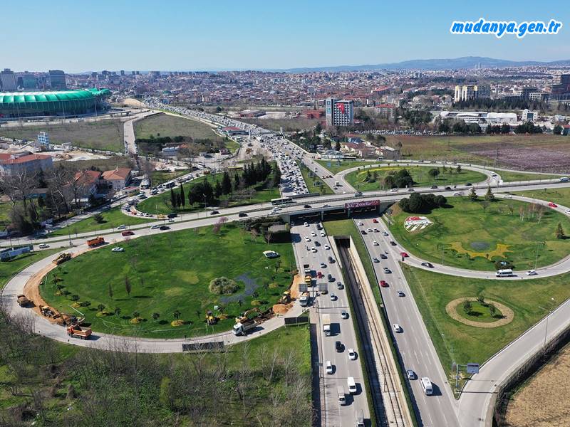 Bursa Büyükşehir Belediyesi Acemler Kavşağı’nın Çevreyolu bağlantı koluna 2 şerit daha ilave ediyor. Acemler Kavşağı’nda sürdürülen şerit genişletme çalışmalarını yerinde inceleyen Büyükşehir Belediye Başkanı Alinur Aktaş, düzenlemeler tamamlandığında kavşağın çile olmaktan çıkacağını, düzenli bir trafik akışına sahne olacağını söyledi.