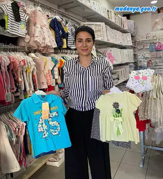 AK Parti Mudanya İlçe Başkanı Av. İnci SÖĞÜTLÜ ve yönetimi Kurban Bayramı öncesi  60 çocuğa bayramlık hediye etti.