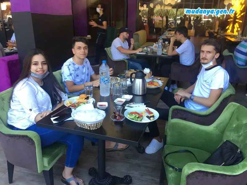 Adalet Ve Kalkınma Partisi Mudanya İlçe Başkanı İnci Söğütlü ve yönetimi, hafta sonu Yükseköğretim Kurumları Sınavına (YKS) giren gençleri kahvaltıda ağırladı. Gençlere moral vermek için yapılan organizasyona çok sayıda Mudanyalı genç katıldı.
