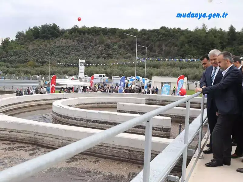 Ulaşımdan altyapıya, sahillerden spor tesislerine kadar farklı alanlarda son 3 yılda toplamda 200 milyon TL’yi aşan ve ilçe belediyesinin yıllık bütçesinin 2 katı yatırımı Mudanya’ya kazandıran Bursa Büyükşehir Belediyesi, ilçenin çehresini her geçen gün daha da güzelleştiriyor.