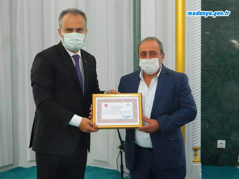 Hayırsever Mudanyalıların arsa ve maddi bağışları ile başlayan Bursa Büyükşehir Belediyesi’nin desteğiyle temel betonu 2016’da atılan ve hayırseverlerin katkılarının sürekliliği sayesinde tamamlanan Mudanya Mehmet Akif Ersoy Camii, dualarla ibadete açıldı. Açılışta Hakkı Bakırcı'nın teşekkür belgesini Başkan Alinur Aktaş verdi