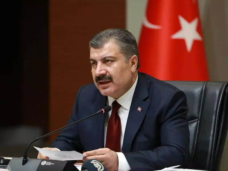 Sağlık Bakanı Fahrettin Koca, Koronavirüs Bilim Kurulu toplantısının ardından açıklamalarda bulundu. Salgınla mücadelede yeni bir döneme geçildiğini söyleyen Koca beş maddelik yeni kararları duyurdu. Buna göre açık alanlarda maske zorunluluğu sona erdi. Kapalı ortamlarda da havalandırma yeterliyse ve mesafe varsa maske takmak artık şart olmayacak. HES kodu uygulaması kaldırıldı. Okullarda da iki vaka çıkması halinde sınıfların kapatılması uygulamasına artık gerek görülmediği kaydedildi.