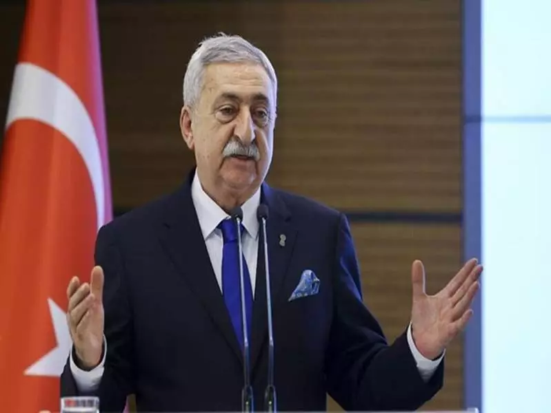 Yeni yılda araç muayene ücretlerine Yeniden Değerlendirme Oranında (YDO) yapılması planlanan yüzde 123 zammın çok yüksek olduğunu dile getiren TESK Genel Başkanı Bendevi Palandöken, “Ulaşım sektöründe faaliyet gösteren esnafımızın ve tüm vatandaşların mağdur olmaması için acilen geri adım atılarak bu zamdan vazgeçilmeli. " dedi.