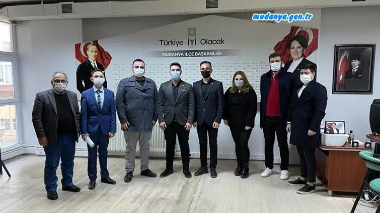 İYİ Parti Gençlik Kolları Mudanya İlçe Başkanlığına Berkay Erdil atandı. Göreve gelir gelemz açıklama yapan ERDİL Çalışmalarına hızlı başladı. İYİ Parti Mudanya Gençlik Kolları Başkanı Berkay ERDİL ve Yönetimi ülkemizde yaşanan ekonomik sıkıntıların olduğu işssizlik, yoksulluk ve zamlara vurgu yapmak için Mudanya Sahil Bandında "Keyif Çayı" Dağıttı.