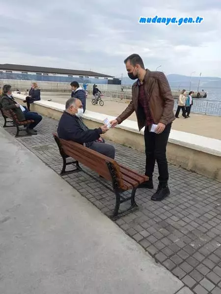 Çalışmalarına hızlı başlayan İYİ Parti Mudanya Gençlik Kolları Başkanı Berkay ERDİL ve Yönetimi ülkemizde yaşanan ekonomik sıkıntıların olduğu işssizlik, yoksulluk ve zamlara vurgu yapmak için Mudanya Sahil Bandında "Keyif Çayı" Dağıttı.