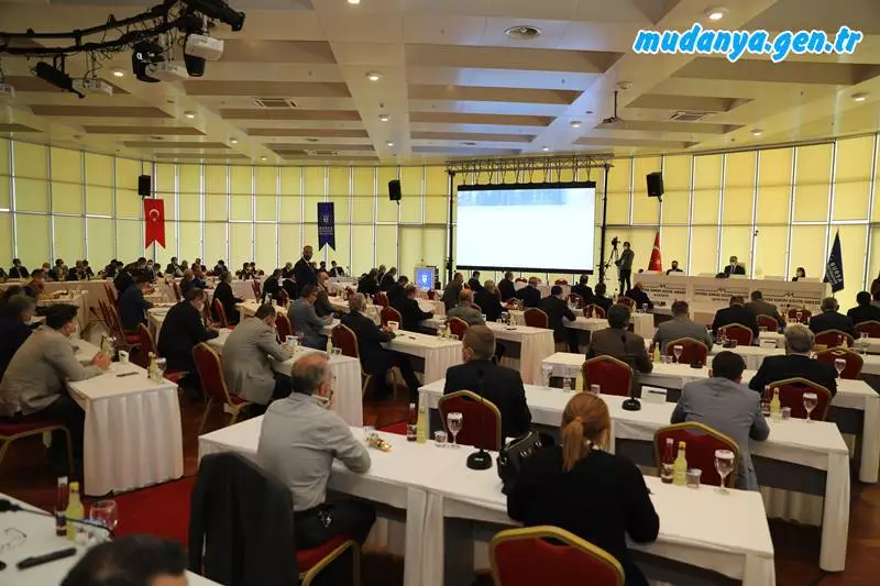 BUSKİ su faturalarından katı atık bedellerinin kaldırılmasının yasalara aykırı olduğunu öne süren muhalefet partili meclis üyelerine yanıt veren Bursa Büyükşehir Belediye Başkanı Alinur Aktaş, “İyi niyetle getirilmiş tüm eleştirilere çok büyük saygı duyuyorum. Lakin kimse tribünlere oynamayacak.  Bana katı atık bedeli ile alakalı nutuk okuyan arkadaşlar gelecekler Beşiktaş'ta, Avcılar'da ve daha birçok yerde 2011'den beri katı atık bedeli alınmıyor bana onu açıklayacaklar. Kanun Bursa'da geçerli de İstanbul'da mı geçersiz, Ankara'da mı geçersiz, İzmir'de mi geçersiz” dedi.