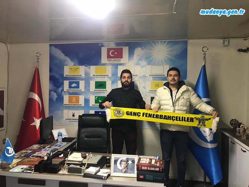 Genç Fenerbahçeliler Tribün Lideri Cem GÖLBAŞI’nın 81 vilayette başlattığı ihtiyaç sahiplerine erzak kolisi yardımı kapsamında Bursa GFB Bursa’da kapı kapı gezerek erzak dağıtımı yapıyor.