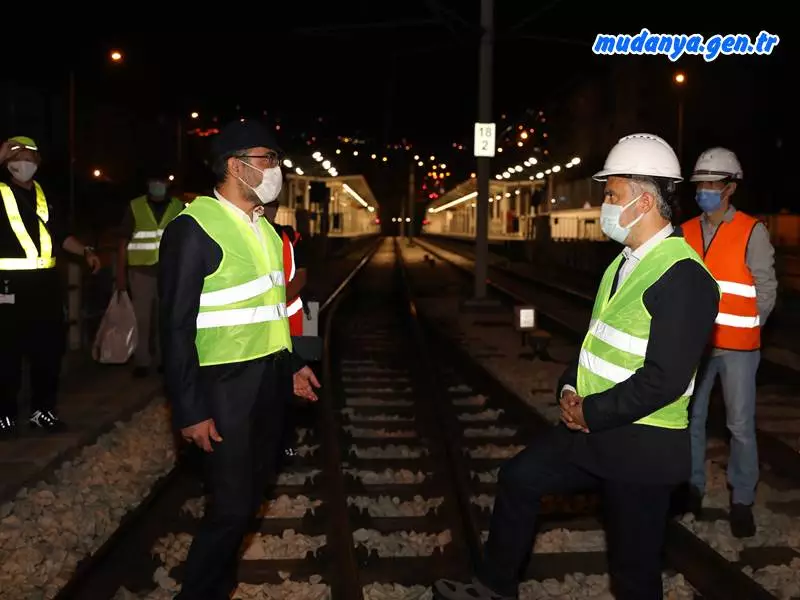 Bursa Büyükşehir Belediyesi tarafından raylı sistemde bekleme süresini 2 dakikaya indirerek, aynı hatta yolcu kapasitesini yüzde 60 artırmak amacıyla hayata geçirilen ve sistemin aksamaması için çalışmaların sadece gece 01.00 – 06.00 saatleri arasında yapıldığı Bursaray Sinyalizasyon Sistemi Revizyonunda birinci faz tamamlandı.