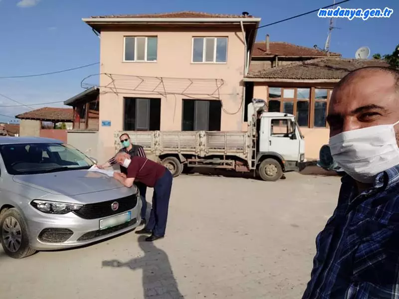 Mudanya İlçe Tarım ve Orman Müdürlüğü 65 yaş üzeri çiftilerin Çiftçi Kayıt Sistemi (ÇKS) başvuru dosyalarını ikametlerinden alarak ÇKS belge talebi olan çiftçilerin belgelerini yine ikametlerinde teslim etmeye devam ediyor.