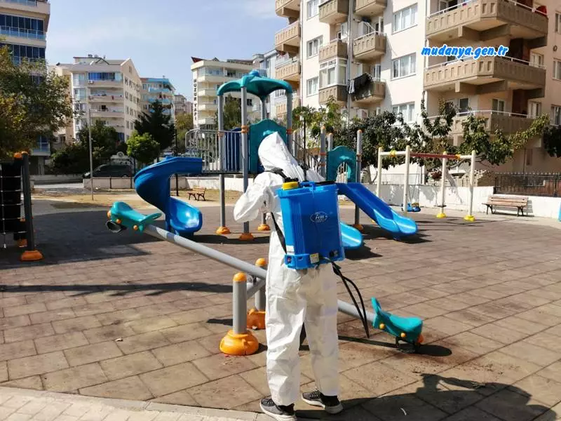 Şükrü Çavuş Mahallesinde bulunan çocuk parkları dezenfekte edildi. Mahalle Muhtarı Şeref ŞAŞ'ın talebi üzerine harekete geçen Mudanya Belediyesi ekibi Şükrü Çavuş Mahallesinde bulunan çocuk parklarını dezenfekte etti.
