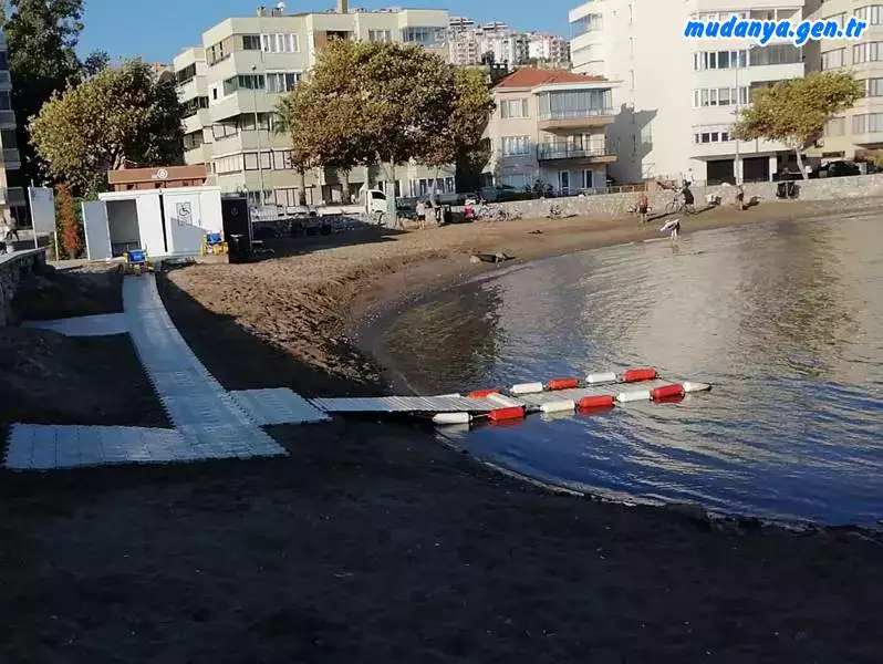 Hayata geçirdiği tüm projelerde engelli vatandaşlara pozitif ayrımcılık politikası yürüten Bursa Büyükşehir Belediyesi, engelli vatandaşların sosyal yaşamın her alanında yer alabilmesi için Güzelyalı'da Engelsiz Plaj'ı hizmete açtı.