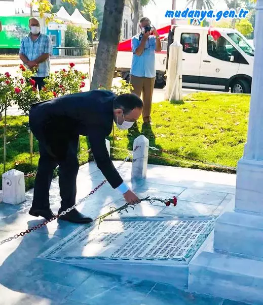 Başkomutan Gazi Mustafa Kemal önderliğinde Türk Milleti’nin kazandığı Büyük Zaferin 98. Yıldönümü Mudanya’da Atatürk anıtına çelenk koyularak sade bir törenle kutlandı.