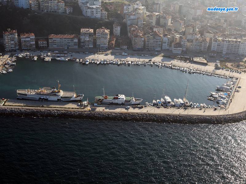 Bursa Büyükşehir Belediyesi, (BBB) basın bülteninde yer alan satırlara göre&nbsp; BBB Bursa’nın deniz turizminden daha fazla pay alması amacıyla hayata geçirdiği çalışmalarına bir yenisini daha ekliyor. <strong>Ulaştırma ve Altyapı Bakanlığı tarafından 2003 yılında yapımı tamamlanan Güzelyalı Yat Limanı, bakanlık tarafından Büyükşehir Belediyesi’ne devredilirken, yapılacak düzenlemelerle liman, yatların barınma ve geri saha hizmetleri yanında, Mudanyalıların rekreasyon ve turizm ihtiyacı için kullanılacak