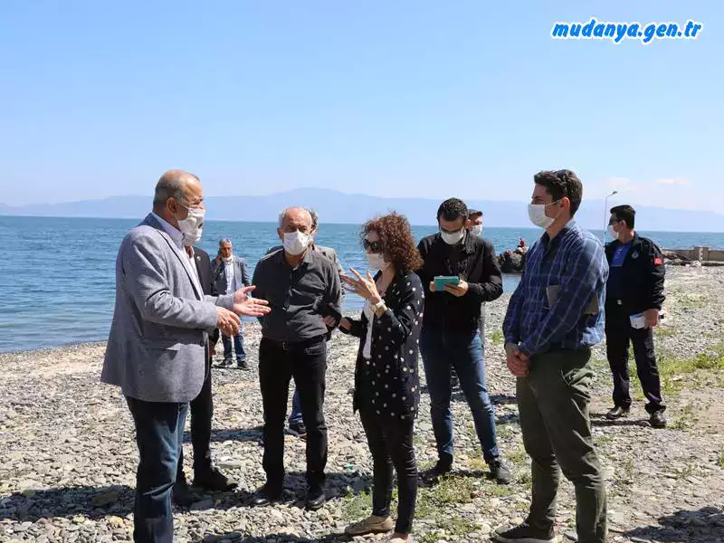 Mudanya Belediye Başkanı Hayri Türkyılmaz, Büyükşehir Meclisi'nin olağanüstü toplantıda oybirliğiyle kendisine verilen sahildeki yetkiyi iki ay sonra kabul etmeyerek Büyükşehir'e iade etti.