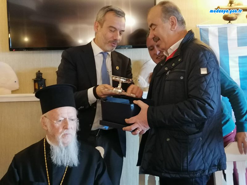 Fener Rum Ortodoks Klisesi Patriği Bartolemeos'u Mudanya Belediye Başkanı Hayri Türkyılmaz Tirilye'de hediyelerle karşıladı.