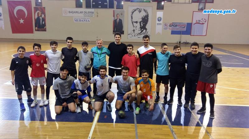 Yine alt yapıda yetişerek gururumuz Hüseyin BERBER Beşiktaş takımına gönderildi. U17 Milli takımda oynayan sporcunun ailesi ile birlikte gelerek teşekkür ziyareti gerçekleştirdiler.