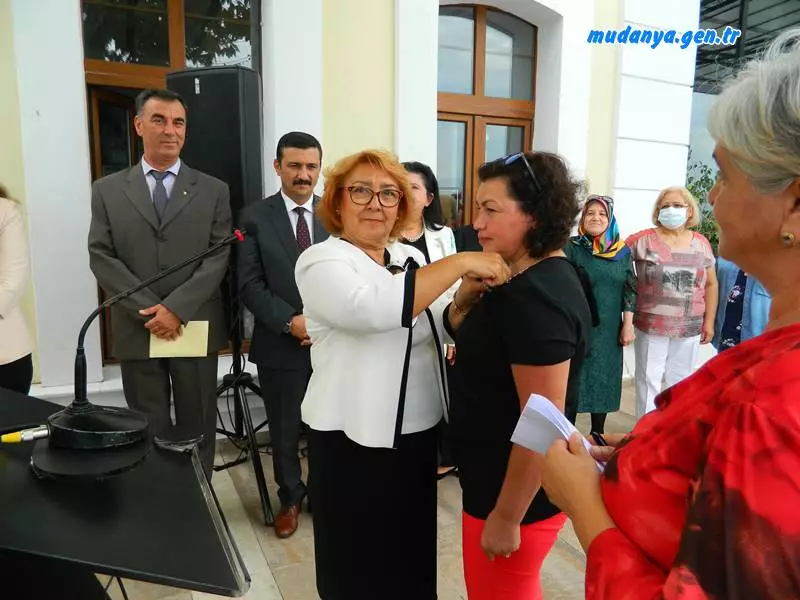 Mudanya Montania Hotel'de gerçekleşen İYİ Parti’ye katılan yeni kadın üyelerin rozet takma töreninde, ülke siyasetinde kadının yeri ve önemine vurgu yapıldı. Kadın Politikalarından Sorumlu Başkan Hüsniye Pıtırlı, “Bugün burada gördüğümüz bu coşkulu kalabalık, kadınların eliyle başarıya ulaşacağımızın en açık ispatıdır”  dedi.