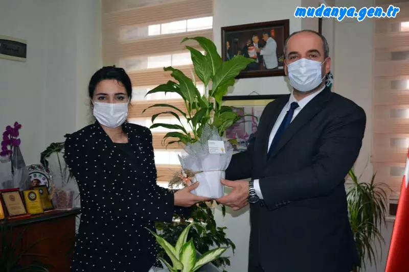 Aynı zamanda Esnaf Ve Sanatkarlar Odası Yönetim Kurulu tarafından yapılan görev dağılımı neticesinde başkanlık görevini üstlenen Ertan ABDULAZİZOĞLU'na da hayırlı olsun dileklerini ileten Ak Parti İlçe Başkanı İnci Söğütlü ve Yönetimi "Ertan ABDULAZİZOĞLU Başkanımıza ve yönetimine görevlerinde muvaffakiyetler dileriz." diyerek ABDULAZİZOĞLU'na çiçek sundu.