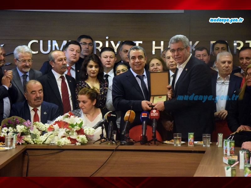 Cumhuriyet Halk Partisi Bursa il örgütünün haftasonu gerçekleştirilen kongresinde İl Başkanlığı'na seçilen İsmet Karaca, düzenlenen törenle görevi Hüseyin Akkuş'tan devraldı.