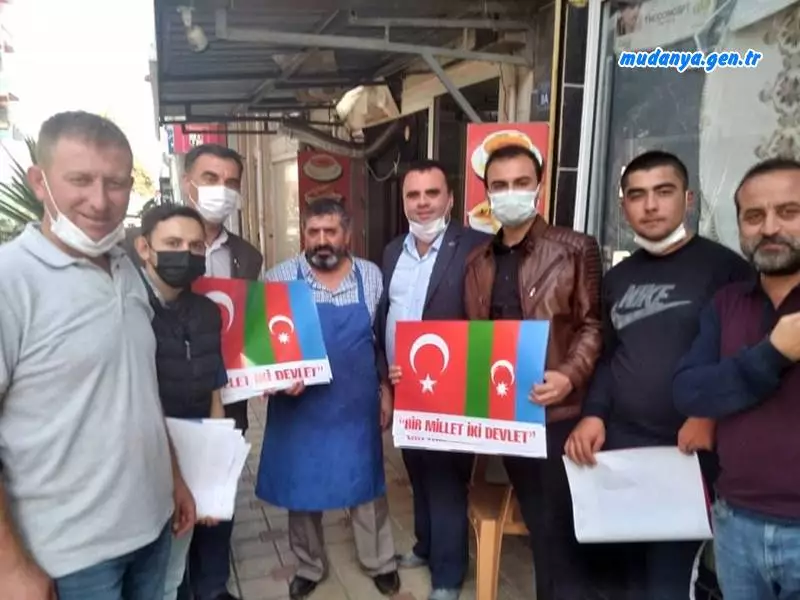 İYİ Parti Mudanya İlçe Teşkilâtı Esnafın Sorunlarını Dinledi. Azerbaycan ve Türkiye Bayrakalarını Hediye Etti.