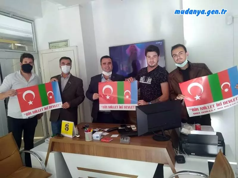 İYİ Parti Mudanya İlçe Başkanlı Hüseyin Hatipoğlu ve ekibi, İpar Caddesi ve Tarihi Hal Kahveleri esnaflarını ziyaret ederek, sorunlarını dinlediler. İYİ Parti Mudanya İlçe Teşkilatının yaptığı ziyaret sonunda verdiği anlamlı hediye esnafları duygulandırdı.