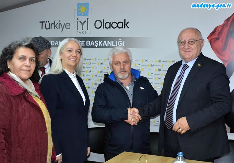 Bursa Milletvekili EROZAN İYİ'lere Rozetlerini Taktı