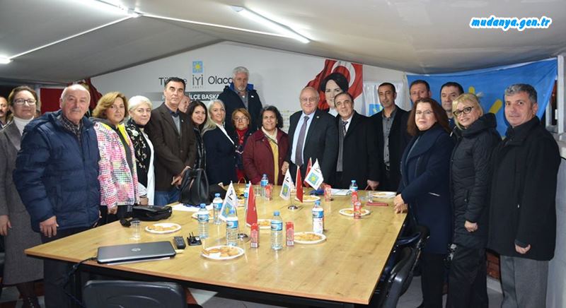 Bursa temasları kapsamında Nuran Piliçer başkanlığındaki partisinin Mudanya İlçe Başkanlığı'nı ziyaret eden İYİ Parti Genel Başkan Yardımcısı ve Bursa Milletvekili Ahmet Erozan, yeni üyelere rozetlerini taktı. 