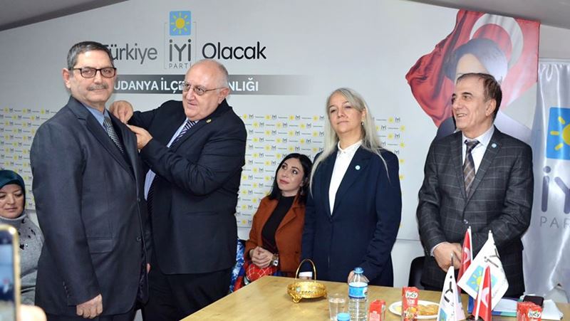 Bursa temasları kapsamında Nuran Piliçer başkanlığındaki partisinin Mudanya İlçe Başkanlığı'nı ziyaret eden İYİ Parti Genel Başkan Yardımcısı ve Bursa Milletvekili Ahmet Erozan, yeni üyelere rozetlerini taktı. 