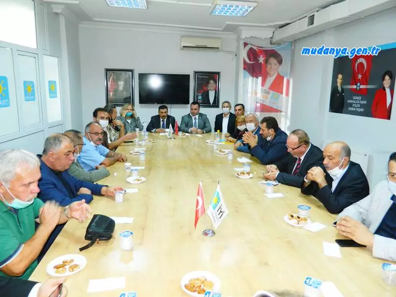 İYİ Parti Bursa İl Başkanı Selçuk TÜRKOĞLU Mudanya'da esnafın, zeytin üreticisinin ve vatandaşın nabzını tuttu. Bir dizi ziyaret gerçekleştiren TÜRKOĞLU İYİ Parti Mudanya İlçe Başkanı Hüseyin HATİPOĞLU ve ekibine hayırlı olsun ziyareti yaptı. TÜRKOĞLU İYİ Parti Mudanya İlçe Başkanlığında yaptığı basın açıklamasında iktidarın ekonomik uygulamalarını eleştirdi.