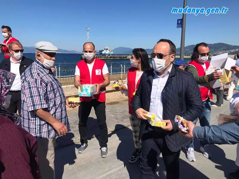 Sokağa çıkma kısıtlaması nedeniyle Mudanya sessizliğe bürünürken, İlçe Kaymakamı Faik Oktay Sözer, 7/24 esasına dayalı çalışan ve bayram günü de vazife başında olan hizmet birimlerini sosyal mesafe kuralına dikkat ederek ziyaret ederek bayramlarını kutladı.. Kaymakam Sözer, ülkemizde devam eden KOVİD -19 salgınına karşı tedbirleri elden bırakmamayı ve böylesi özel günlerde sosyal mesafe kurallarına daha çok dikkat ederek sağlıklı ve güzel günlere daha çabuk ulaşılabileceğini vurguladı.