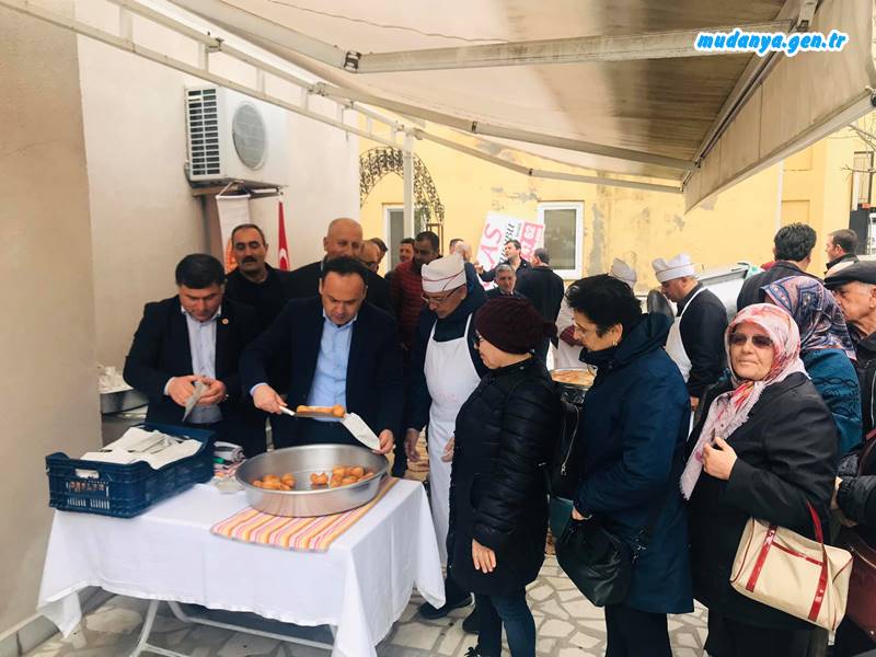 Kaymakam Faik Oktay Sözer Mudanya Muhtarlar Derneği İdlib Şehitleri Lokma ve duasına katıldı vatandaşlara lokma ikram etti.