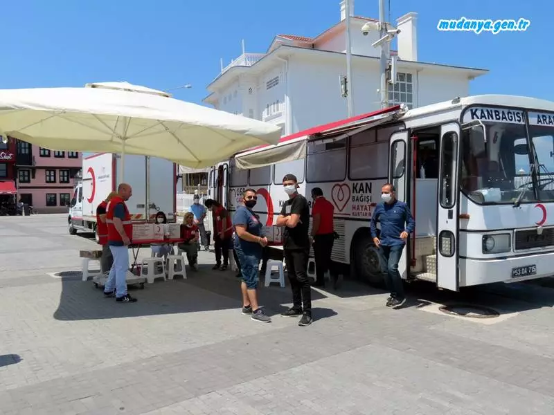 Türk Kızılayı Mudanya Temsilciliği ile Kızılay Bursa Kan Merkezi tarafından Mudanya'da başlatılan kan bağış; kampanyasına vatandaşlar yoğun ilgi göstererek 201 ünite kan vererek rekor kırdılar.