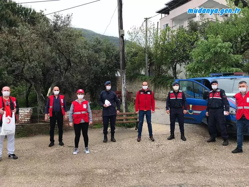 Kızılay Mudanya Şubesi Kumyaka, Tirilye, yalıçiftlik, Yalı, Yeni, Hasanbey, Şükrüçavuş ve Siteler mahallelerinde iki ayrı grupla ihtiyaç sahiplerine erzak, kavurma, hijyen  paketleri ve çocuklara hediye paketleri dağıtımı yaptı. Mudanya Tarihi Karafırın bağışladığı yüzlerce pideyle iyilik hareketine destek verdi.