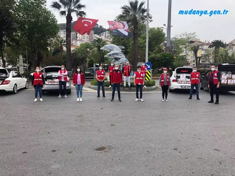 Kızılay Mudanya Şubesi Kumyaka, Tirilye, yalıçiftlik, Yalı, Yeni, Hasanbey, Şükrüçavuş ve Siteler mahallelerinde iki ayrı grupla ihtiyaç sahiplerine erzak, kavurma, hijyen  paketleri ve çocuklara hediye paketleri dağıtımı yaptı. Mudanya Tarihi Karafırın bağışladığı yüzlerce pideyle iyilik hareketine destek verdi.