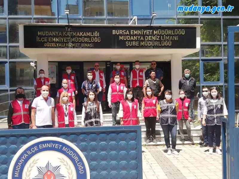 Mudanya Kaymakamlığı'nın Vefa Sosyal Destek Grubu bünyesinde yer alan Mustafa Bayrak başkanlığındaki Türk Kızılayı Bursa Şubesi Mudanya Temsilciliği'nin gönüllü ekiplerinin de iştirak ettiği ziyaretlerde, ilçenin dört bir yanında sokağa çıkma kısıtlamalarını denetleyen ve Mudanyalıların güvenliği için görev başında olan polis, jandarma, zabıta ve sahil güvenlik ekipleri ile sağlık ve itfaiye çalışanlarına baklava ikramında bulundu.