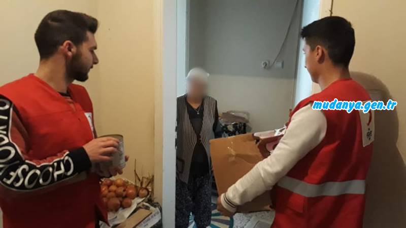 TÜRK KIZILAY MUDANYA ŞUBESİ YARDIM PAKETLERİNİ DAĞITIYOR