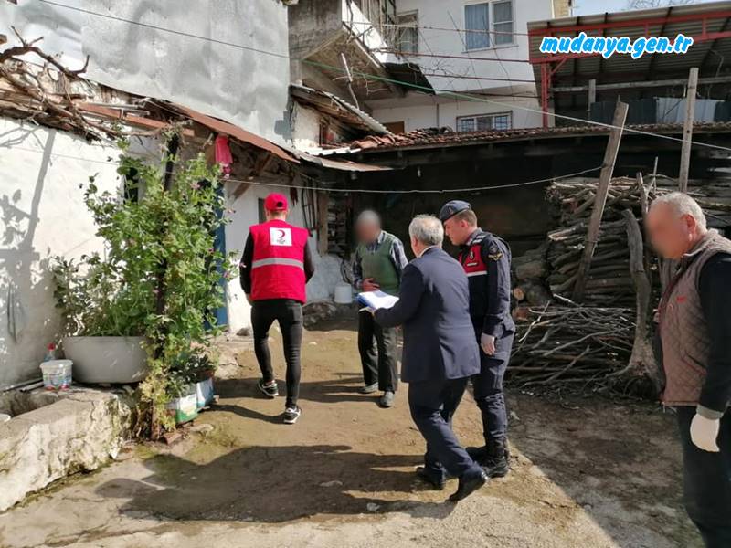 Mudanya Kızılay Dernek Başkanı Mustafa Bayrak Bursa Valiliğimiz bünyesindeki Vefa Sosyal Destek Grubuyla birlikte TÜRK KIZILAY BURSA ŞUBE Başkanımız Sayın Davut GÜRKAN ve Yönetim Kurulu ile birlikte Bağışçılarımızın destekleriyle hazırlanan gıda kolilerini Mudanya İlçesi’ndeki ihtiyaç sahibi ailelere ulaştırılmak üzere Mudanya Kaymakamımız Sayın Faik Oktay SÖZER’i ziyaret ederek Kaymakamlığımıza teslim ettik.