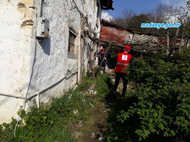 Kızılay Mudanya Derneği coronavirüs yardımlarını dağıtıyor.