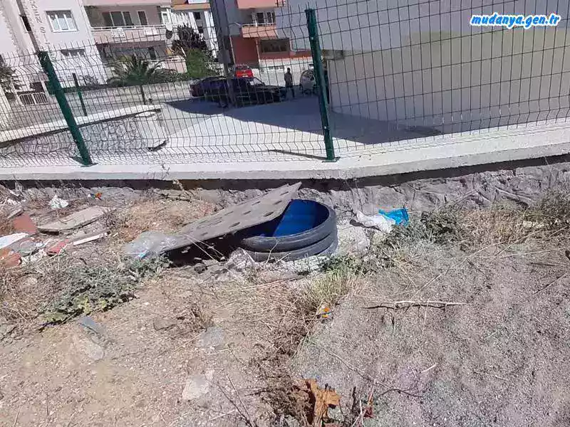 Su Deposu caddesi üzerinde BUSKİ Su Deposu tesislerinin tam önünde yer alan rampaya dikkat çeken Şükrü Çavuş Mahalle Muhtarı Şeref ŞAŞ iki yıl önce yol ortasında kalan elektrik direklerinin geri çekilmesi için açılan ve kontrolsüz şekilde bırakılan 3 adet elektrik direk çukurunu kameralara gösterip "Benden önceki muhtarımızda burası ile ilgili başvuruları yaptı. Ben göreve gelince konuyu aralıksız takip ettim, yazışmalar yaptım. Ama iki yıl oldu ne gelen ne giden var. Şimdi soruyorum bu elektrik direği temeli için açılan 2 metrelik çukurlara bir çocuk düşer ve başına bir şey gelirse sorumlusu kim olacak? Yine bu çukurlara sokak hayvanları da düşebilir. Elektrik direkleri geri alınmadığından yol genişletilemiyor. Bu yoldan ağır tonajlı uzun araçlar gelip geçerken kazalar oluyor. Buna acilen birileri ölmeden çözüm bekliyoruz. Mahalleli bu konuda çok şikayetçi" dedi.