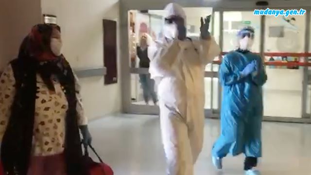 60 Yaşındaki Korona Virüs Tedavisi Gören Kadın Mudanya Devlet Hastanesinden Alkışlarla Taburcu Edildi.
