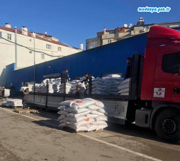 Marmarabirlik olarak 2010 yılından bu yana üreticilere gübre ve ilaç desteğinin devam ettiğini hatırlatan 150 Sayılı Mudanya Zeytin Tarım Satış Kooperatifi Başkanı Ali Yıldız, bu kapsamda önümüzdeki hasat döneminde teslim edecekleri ürün bedellerinden kesilmek üzere ortaklarına Marmarabirlik yönetimi tarafından 17 milyon TL kredi limiti tahsis edildiğini söyledi.