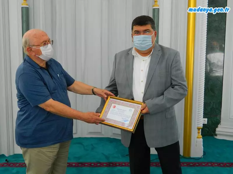 Mudanya Mehmet Akif Ersoy Cami yaptırma ve yaşatma derneği eski başkanı Mevlana ŞİMŞEK'e teşekkür belgesi verildi.