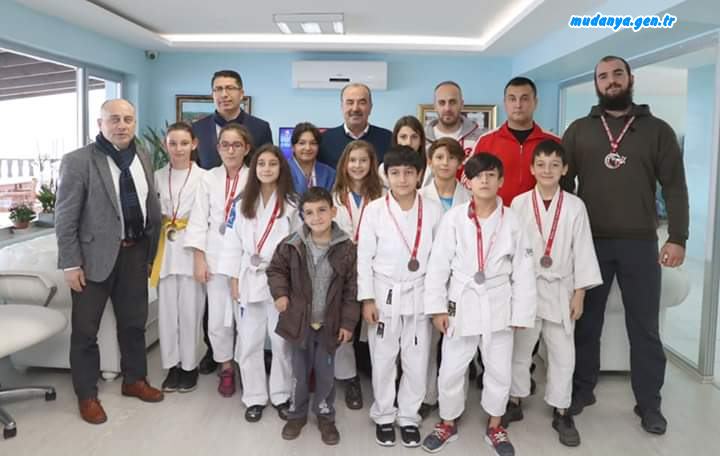 Mudanya Gençlik ve Spor Kulübü Başkanı Hasan Torun, Gençlik Hizmetleri İlçe Spor Müdürü Ekrem Uğurlu ve kulüp yöneticileriyle birlikte Mudanya Kaymakamı Faik Oktay Sözer ile Belediye Başkanı Hayri Türkyılmaz'ı makamlarında ziyaret etti.
