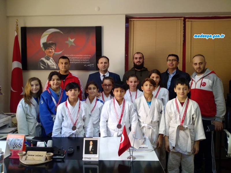 Mudanya Gençlik ve Spor Kulübü Başkanı Hasan Torun, Gençlik Hizmetleri İlçe Spor Müdürü Ekrem Uğurlu ve kulüp yöneticileriyle birlikte Mudanya Kaymakamı Faik Oktay Sözer ile Belediye Başkanı Hayri Türkyılmaz'ı makamlarında ziyaret etti.