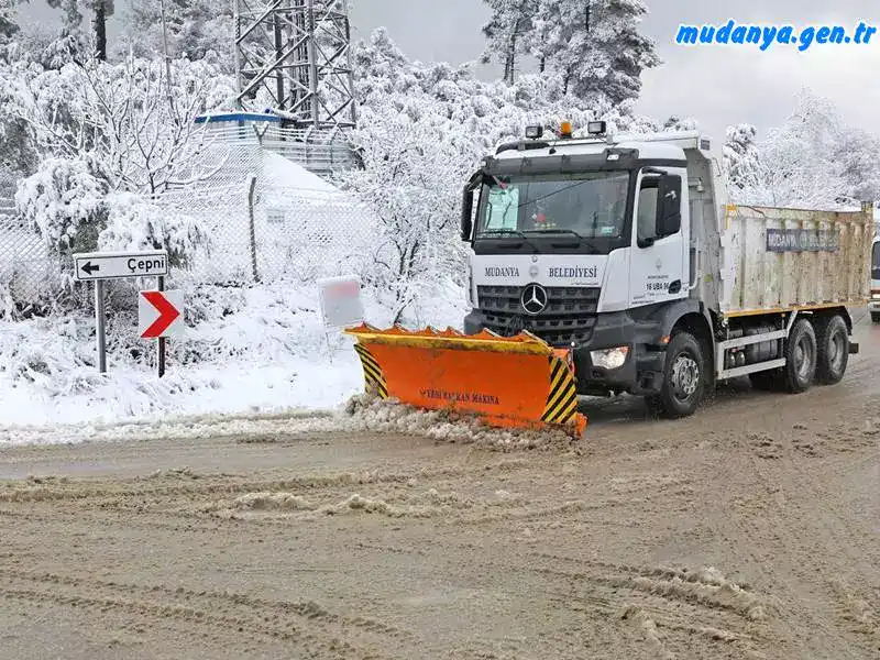 Mudanya Belediyesi; özellikle ilçe kırsalında etkili olan kar yağışına karşı temizleme çalışmalarına başladı. 