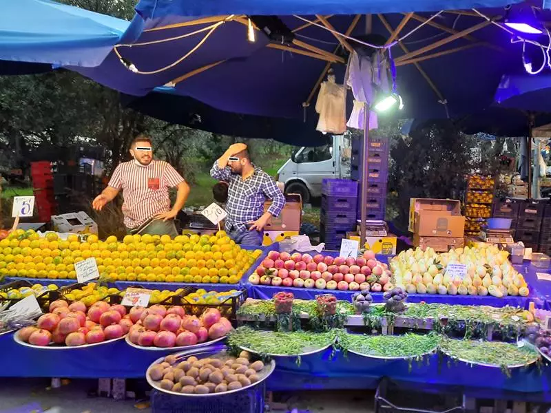 Ya görmediklerimiz, ya da gözümüzü çıkaran ama müdahale edilmeyenler? Aşağıda ki fotoğraflar 16 ekim 2020 Cuma pazarından. Cuma pazarı Mudanya'nın en yoğun ana pazarı. Ve Belediye Başkanı Hayri Türkyılmaz'ın Kapalı Pazaryerinin faaliyetine son vermesiyle açık alana sürgün edilen kontrolü olmayan bir koronavirüs tuzağı.