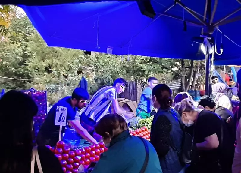 Mudanya . Sağlık Bakanı her gün nefesini tükete dursun. Bursa'da vakalar artıyor. Artar tabi. Cuma pazarında maske takan pazarcı esnafı 8 kişiyi geçmiyordu. Maskesini ya hiç takmayan ya da çene altına indirmiş pazarcı bağırıyor " Gel ablaaaaa   5 lira yaptık kalmasııııın". 