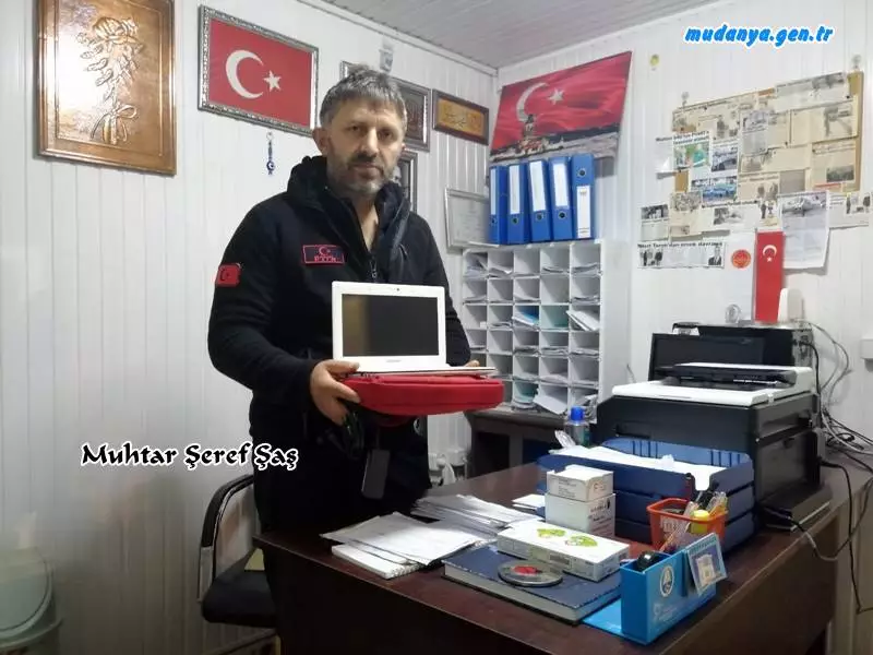 Mudanya Şükrü Çavuş Mahalle Muhtarı Şeref ŞAŞ ve ekibinin koronavirüs pandemisi döneminde artarak devam eden iyilik hareketine hayırseverler ilgi gösteriyor. Muhtar ŞAŞ son olarak bir hayırsever'in bağışladığı 14 büyük kasa zeytini ayrı ayrı poşetleyerek ihtiyaç sahibi ailelere ulaştırdı. Basında çıkan haberleri okuyan bir hayırsever EBA'ya bağlanabilen mini book (tablet dizüstü) bilgisayar bağışlayarak öğrenimine uzaktan eğitimle devam etme mücadelesi veren bir öğrenciye umut oldu.