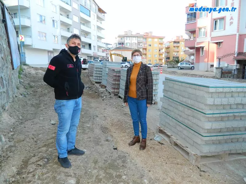 Mudanya Şükrü Çavuş Mahallesi Su Deposu ve Engin Adıyaman Caddelerinde Bursa Büyükşehir Belediyesi yaya kaldırımlarını yeniliyor, yaya kaldırımı olmayan yerlere yaya kaldırımı yapıyor. Geçtiğimiz yaz ayında bu mevkiide olan aksaklıkları ve yaya kaldırımı olmamasını gündeme videolu olarak getiren Mahalle Muhtarı Şeref Şaş'ın yaptığı başvuruyu değerlendiren Büyük Şehir Belediyesi yaya kaldırım çalışmalarını başlattı.